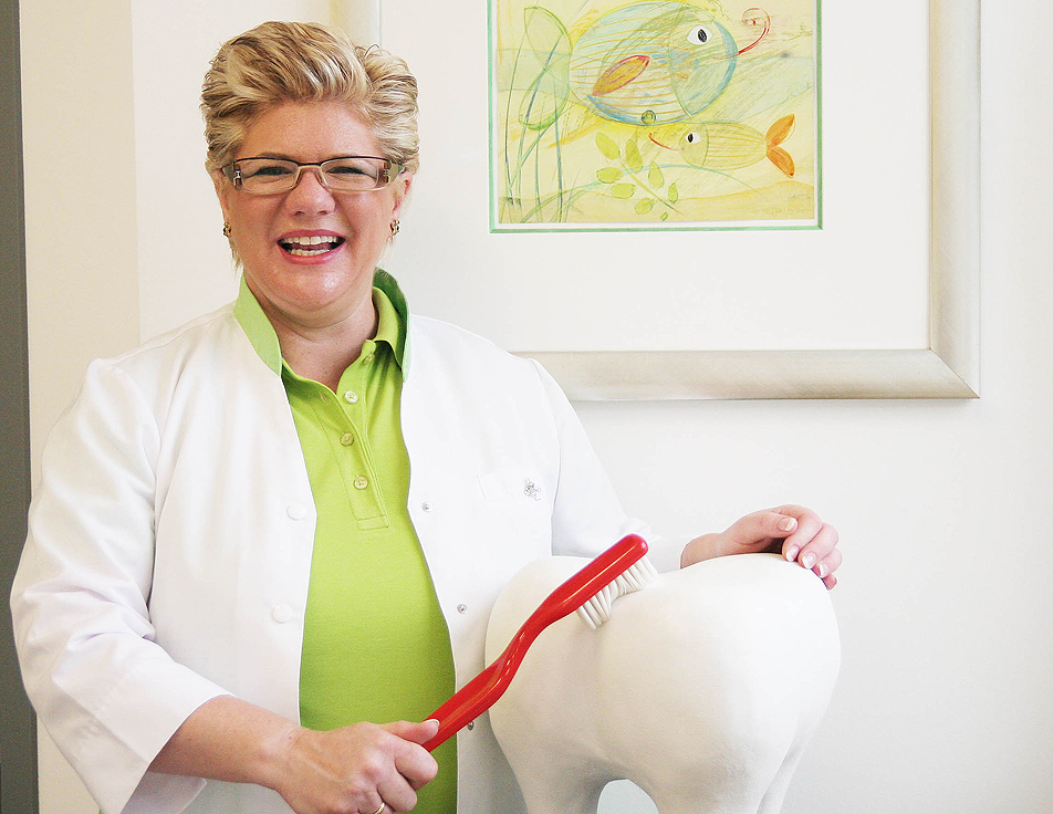Dr. Angela Ullrich, Zahnärztin für Zahnerhalt, Kinderzahnheilkunde und Kieferorthopädie